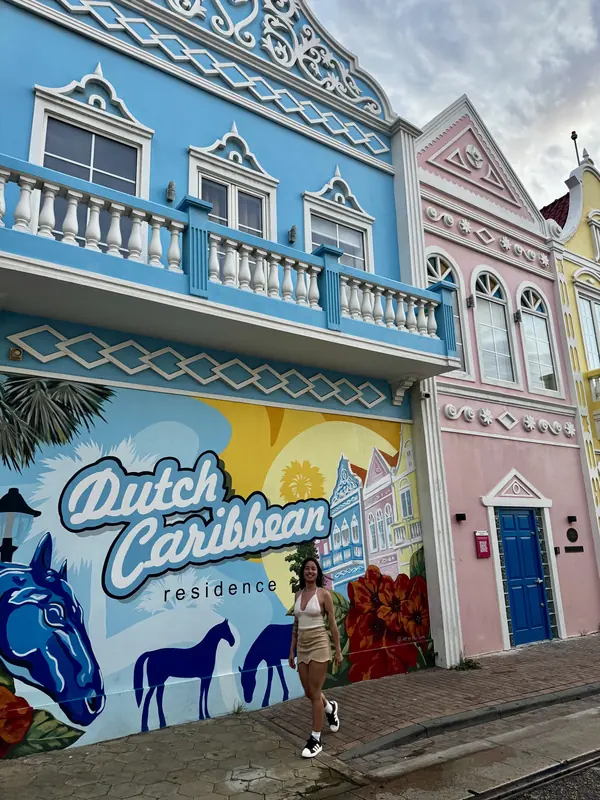 Agos frente a las casas de colores de Aruba