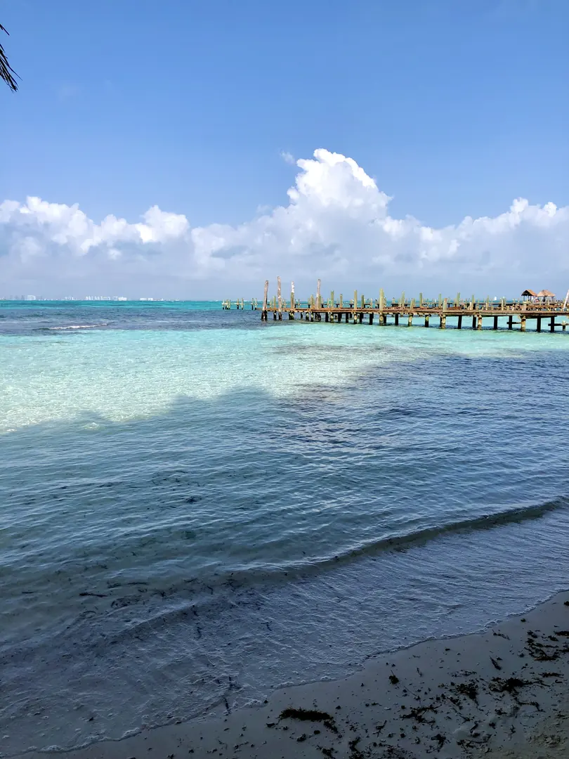 Muelle de madera sobre el mar turquesa de México