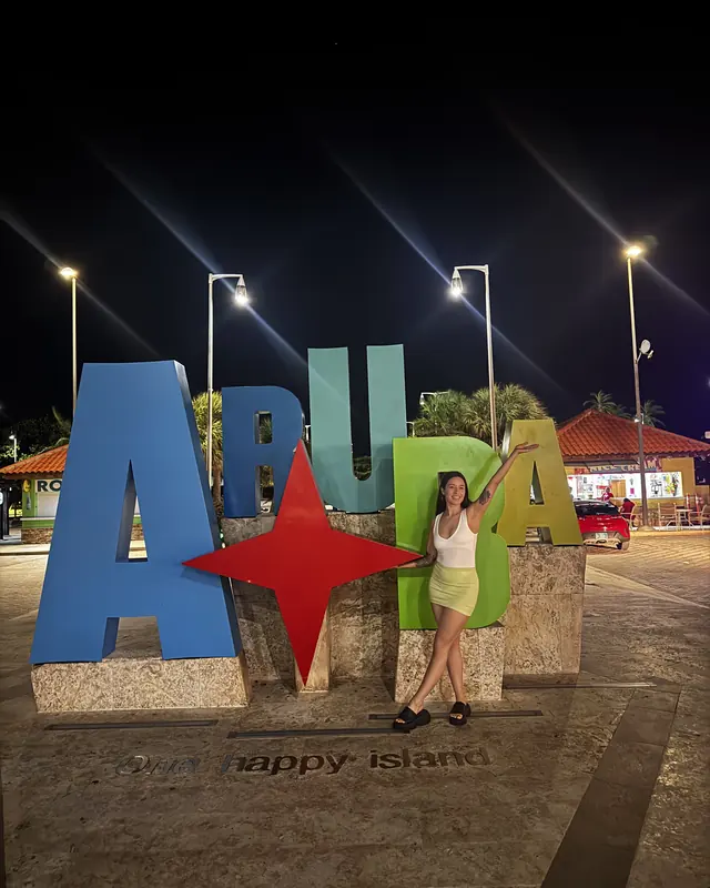 Agos junto al cartel de Aruba de noche