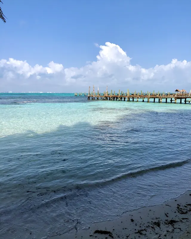 Muelle de madera sobre el mar turquesa de México